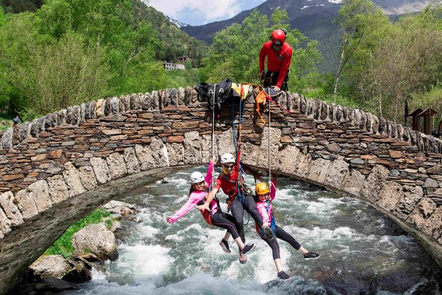 Abril - Calendari 2017 - Tony Lara