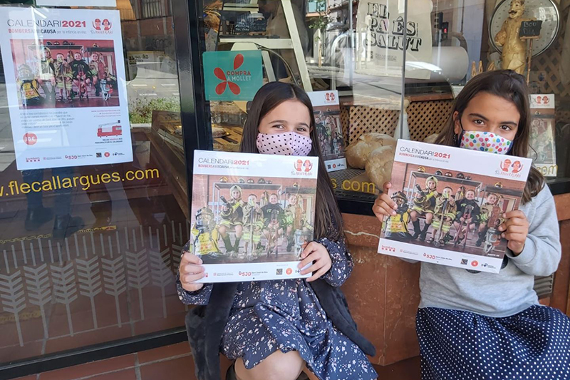 Fleca_Llargues_calendari_2021_800 La Maria i la seva amiga amb els calendaris que han comprat a la Fleca Llargues