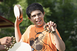 Musicoterapia amb un nen atès a Sant Joan de Déu