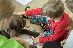 teràpia amb gossos a Sant Joan de Déu