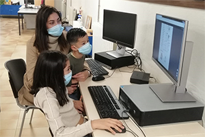 Dos nens de famílies refugiades fent deures a la Fundació Germà Tomàs Canet de Manresa