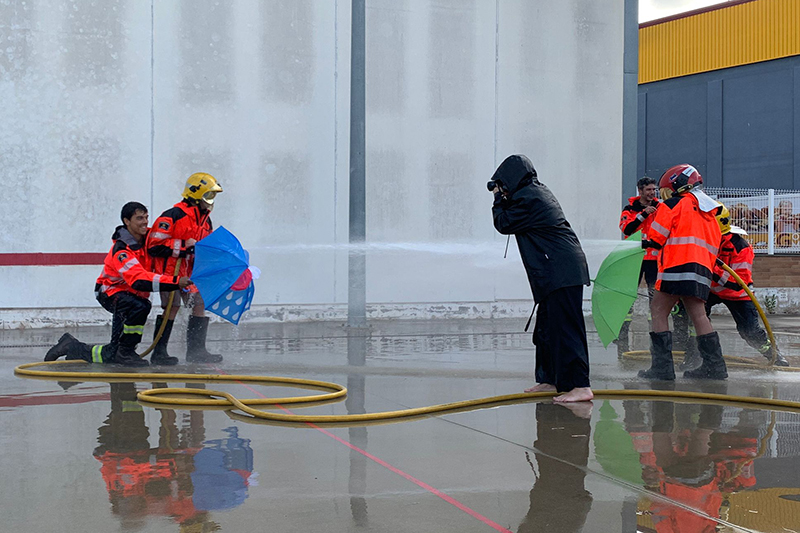 BombersAmbCausa_2022_Pineda_Mar Sessió fotogràfica amb Carmen Secanella amb els Bombers de la Generalitat del Parc de Pineda de Mar.