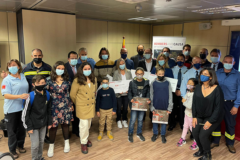 Bombers_Amb_Causa_lliurament_finançament_800 Presentació calendari bombers amb causa 2022