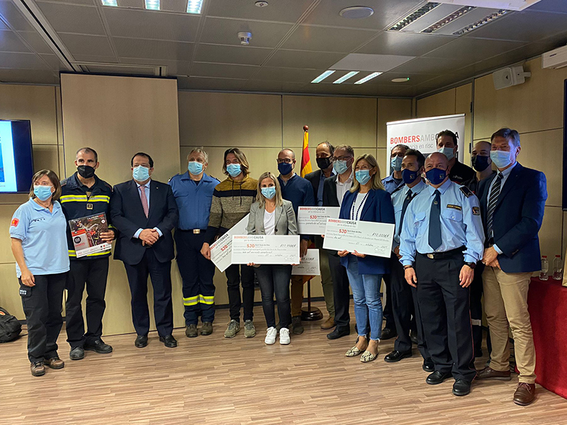Presentació calendari_Bombers Amb Causa 2022 i lliurament de xecs de l'edició 2021