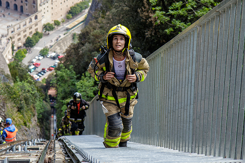Vertical-Montserrat-2023-c-David-Fernandez-3_800 Bombera pujant els esglaons solidaris de la Vertical Montserrat 2023