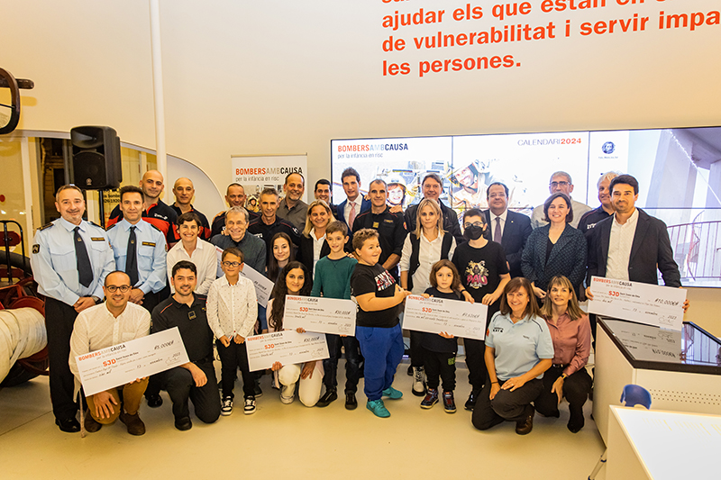 Calendari-Bombers-Amb-Causa-2024-Presentacio_800 Presentació calendari 2024 i lliurament de la recaptació de l'aconseguit a 2023.