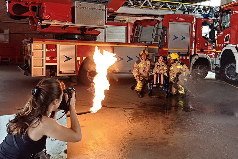 Sessió calendari 2025 de Bombers amb Causa a l'Hospitalet de Llobregat