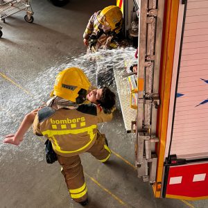 Sessió calendari 2025 de Bombers amb Causa a l'Hospitalet de Llobregat