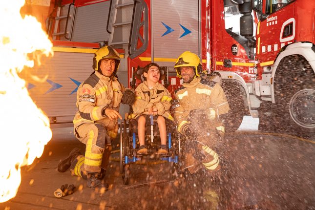 Calendari Bombers Amb Causa 2025 - Mes de Desembre a L'Hospitalet. (c) Bruna Cases