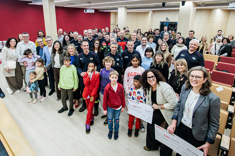 Presentació del calendari Bombers Amb Causa de 2026 i lliura els 119.539€ de l'edició 2025 a l'hospital Sant Joan de Déu.